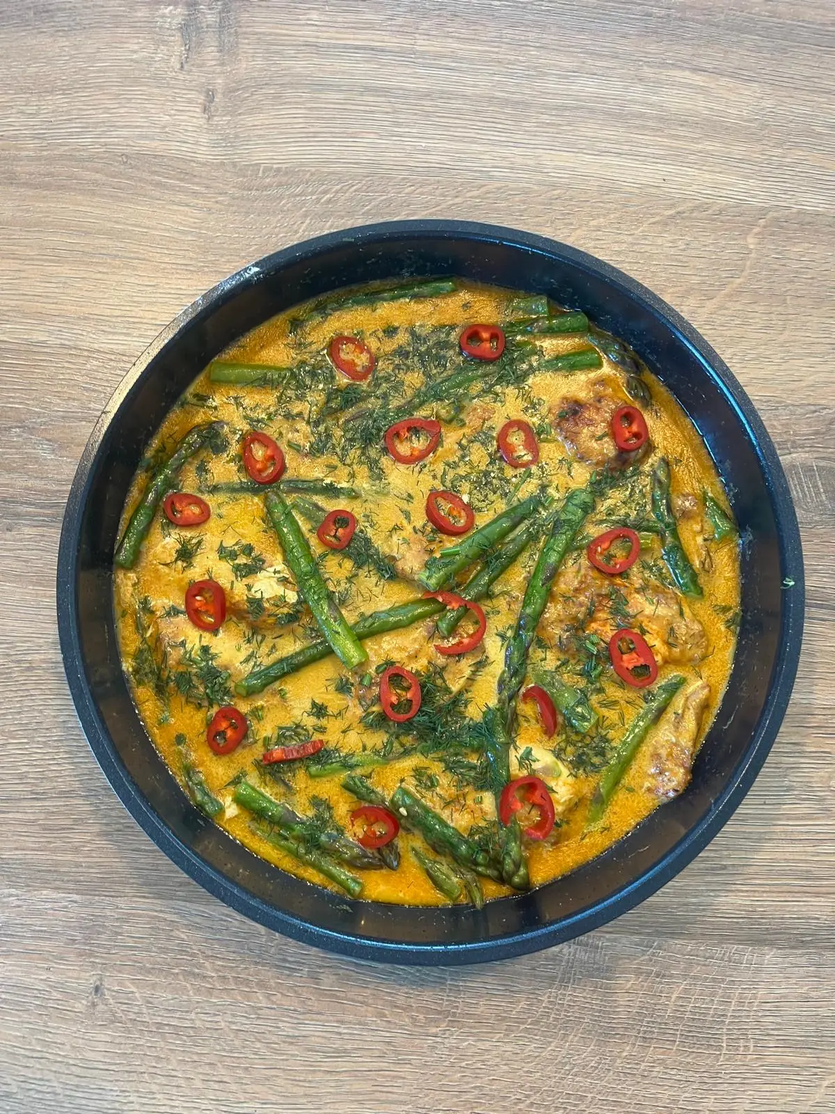 Kurczak w sosie curry ze szparagami